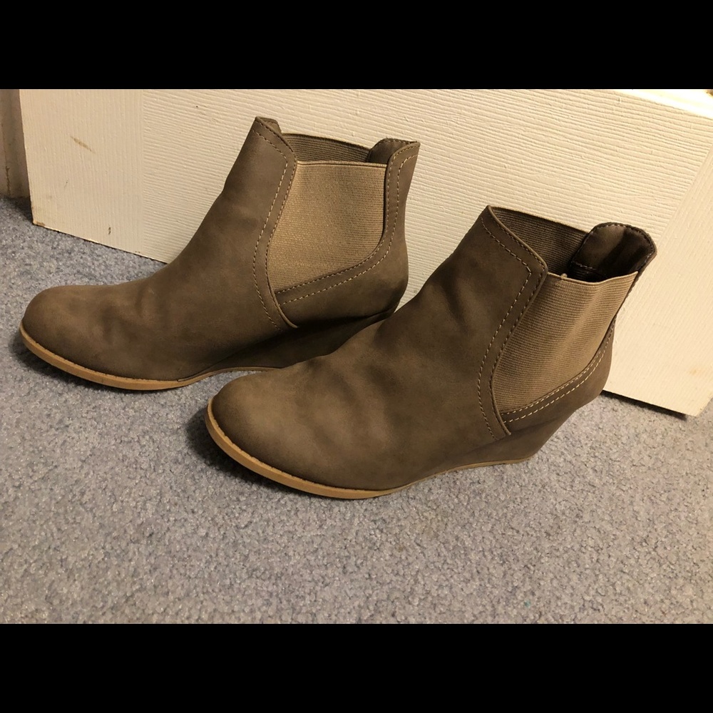 Taupe Wedge Booties!🌟